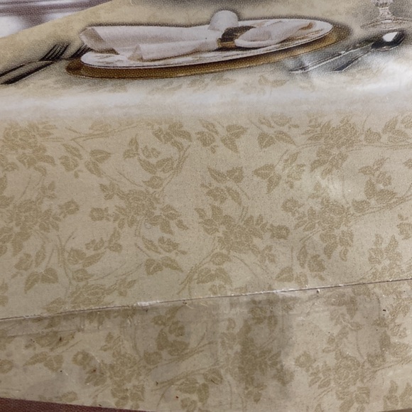 Jacquard Fabric Tablecloth Size 52”x 70” Oblong - Picture 2 of 7